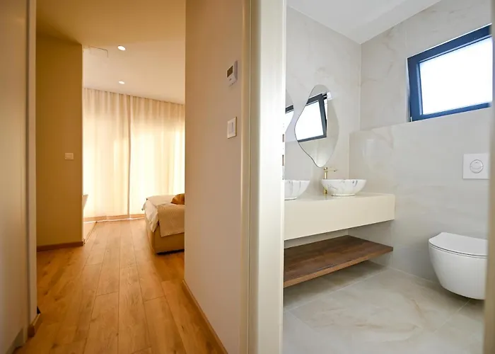 Rosemary West - Heated Infinity Swimming Pool - Jacuzzi - Sea View