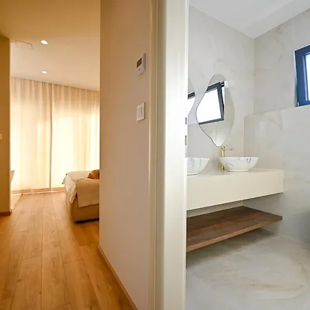 Rosemary West - Heated Infinity Swimming Pool - Jacuzzi - Sea View